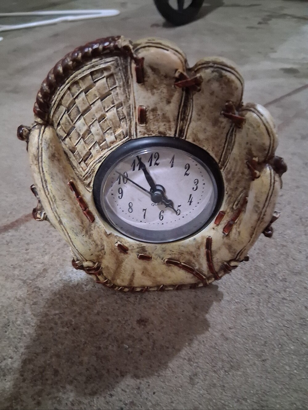 VTG Hobby Lobby Ceramic Baseball Glove Tabletop Quartz Clock